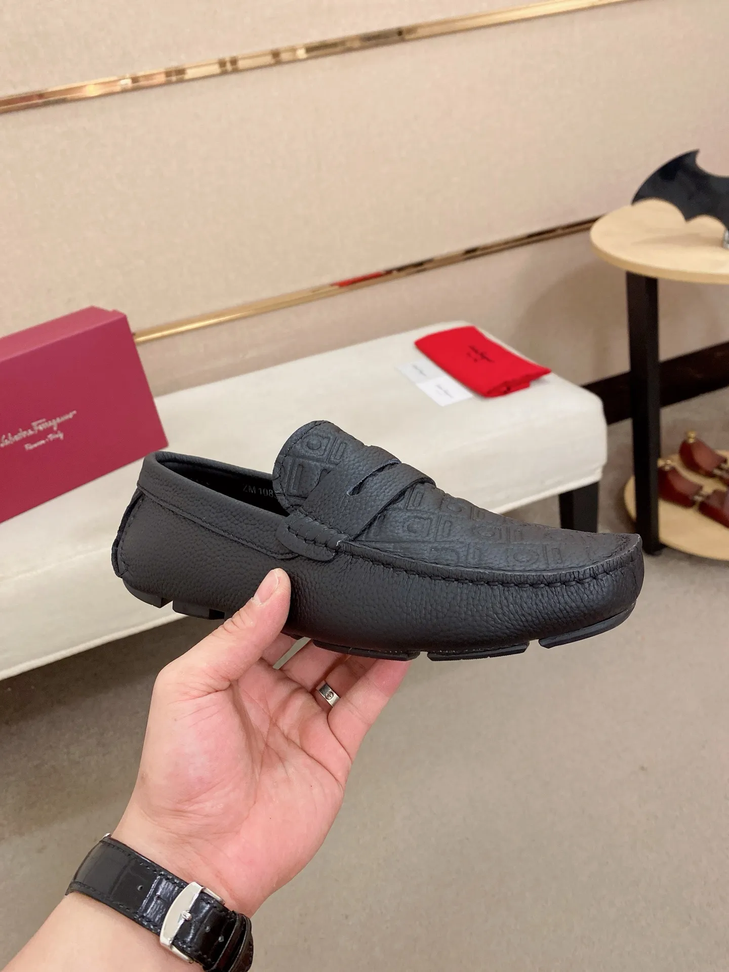 Men's shoes💰: 560💰High-end quality! Ferragamo🆕🆕Exclusive hot-selling products in stock🔥🔥New products on the shelves, high-quality Ferragamo men's pea shoes, high-end casual driving shoes, with complete packaging! 💪 💪 Material: imported first-layer pebbled cowhide 🐂 + imported high-quality water-dyed cowhide lining + wear-resistant outsole 👍🏻👍🏻 Features: high-end and comfortable, purely handmade 🚀 🚀 Create the perfect shoe that suits you best 🔥 🔥 Size: (38-44) 45 standard size can be customized!